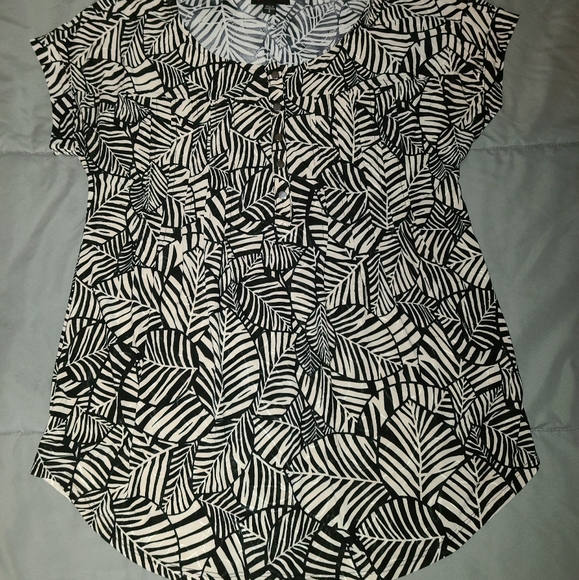 🌻 Donating Soon 🌻 | Black and white women's blouse size small - Picture 4 of 8